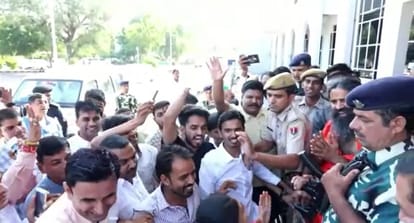 baba ramdev suffers heavy protest by congress party workers in rajasthan 
