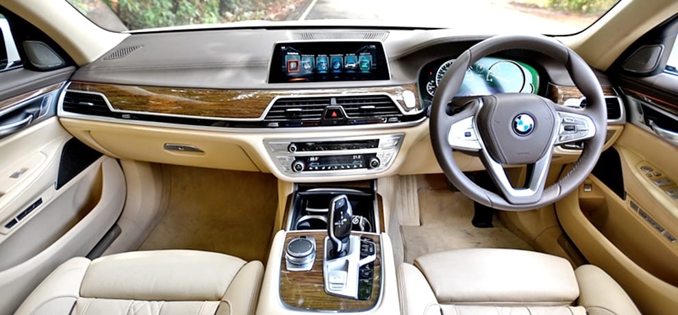 bmw looted by fraud people in police uniform