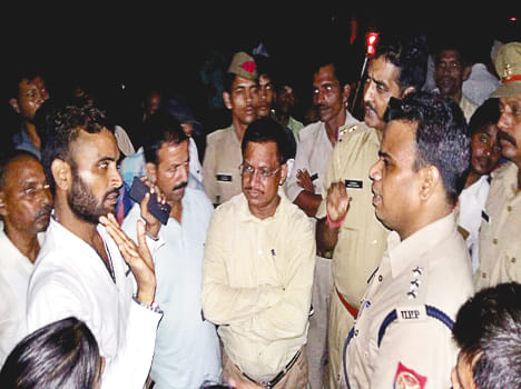 old person died, protest in front of police station