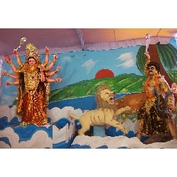 दुर्गा पंडालों में खुले कपाट, जयकारों के साथ उमड़ी भीड़