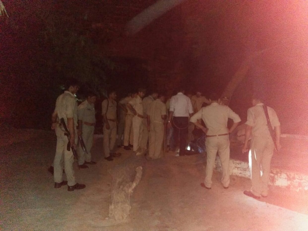 encounter between agra police and robbers late night