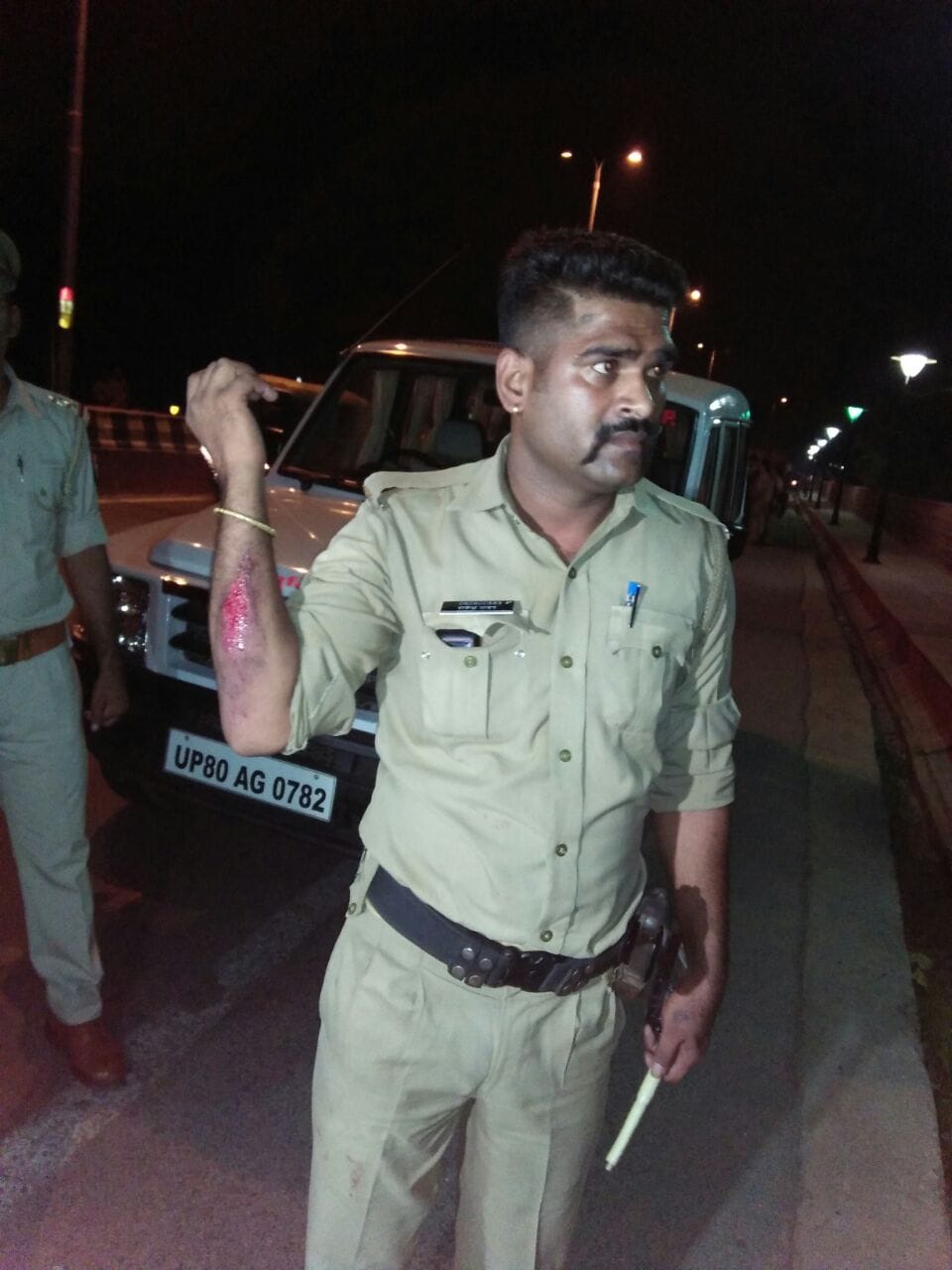 encounter between agra police and robbers late night