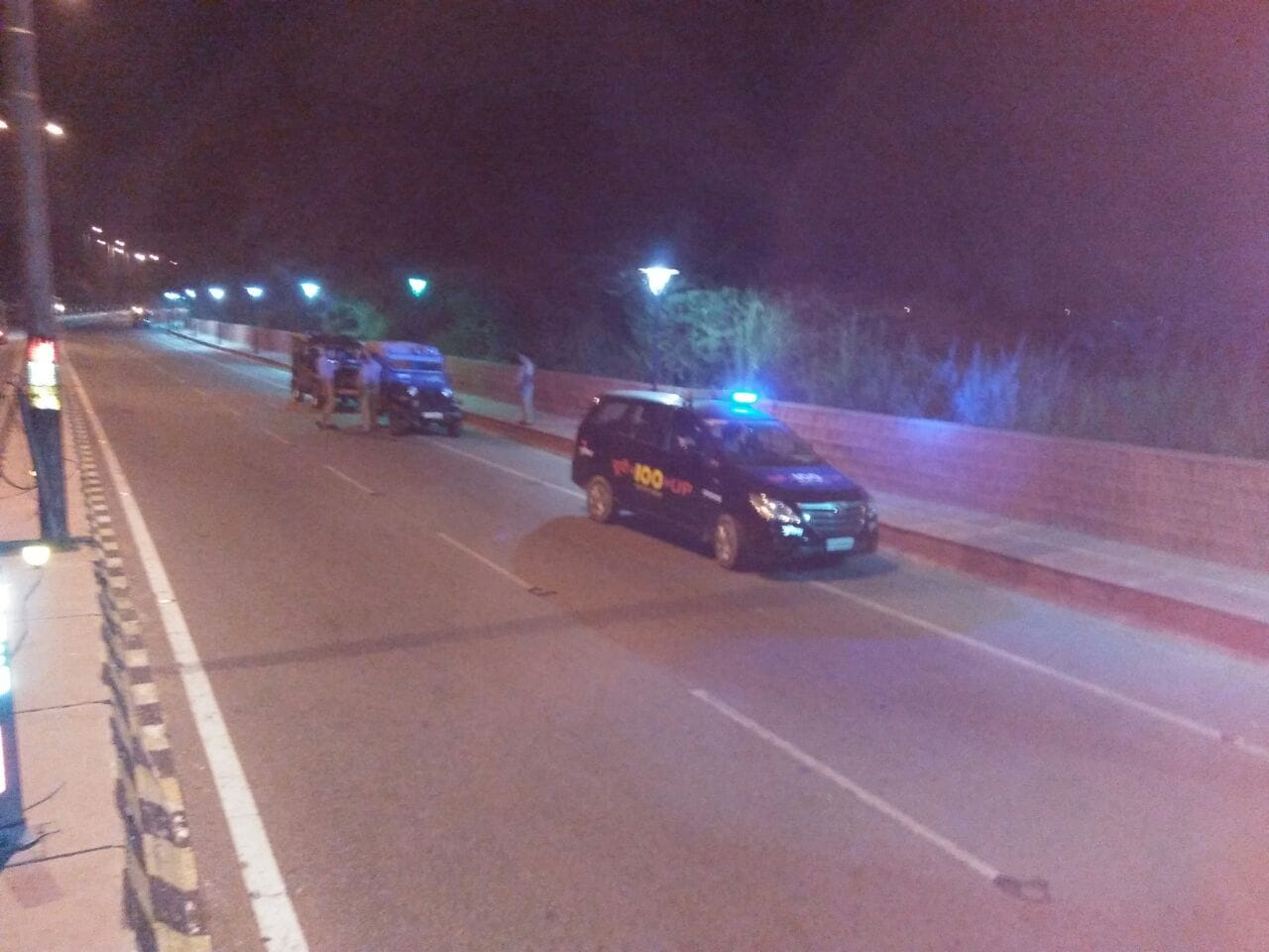 encounter between agra police and robbers late night