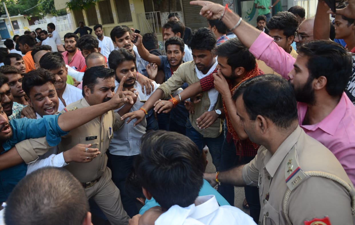 lucknow university student protest on road