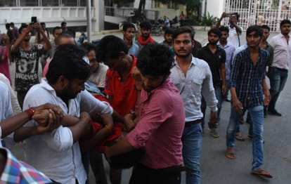 lucknow university student protest on road