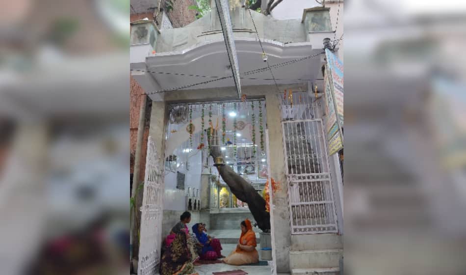 pujari and his wife murdered a man in delhi temple, arrested