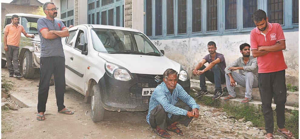 three man murdered taxi driver in his house at mandi