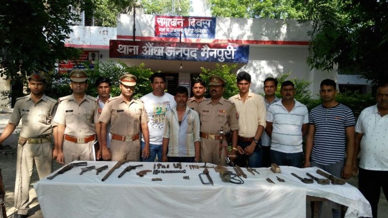 कृषि यंत्र मरम्मत केंद्र की आड़ में बन रहे थे तमंचे