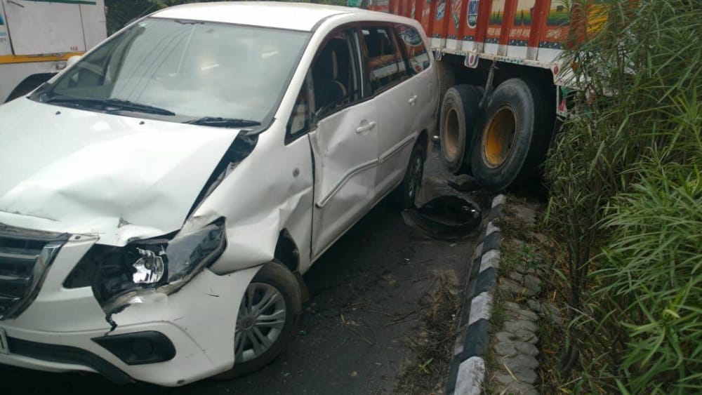 truck hit a car in dehradun city