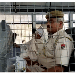 पुलिस वैन में बैठा रहा फलाहारी