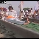 किसानों का रेलवे ट्रैक पर कब्जा