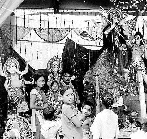 दुर्गा पूजा पंडाल में मां के भजन गाए