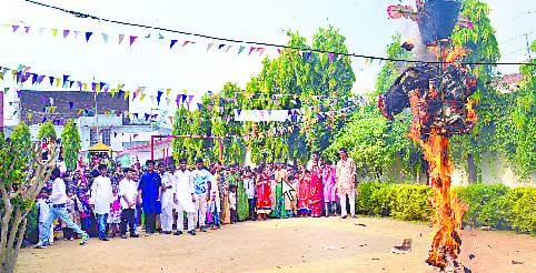 पारंपरिक परिधान पहनकर आए बच्चों ने मन मोहा
