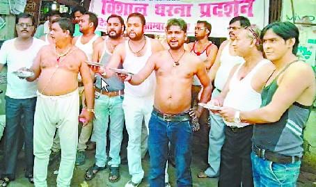 अनुबंधित बस मालिकोें ने अर्द्धनग्न होकर किया प्रदर्शन