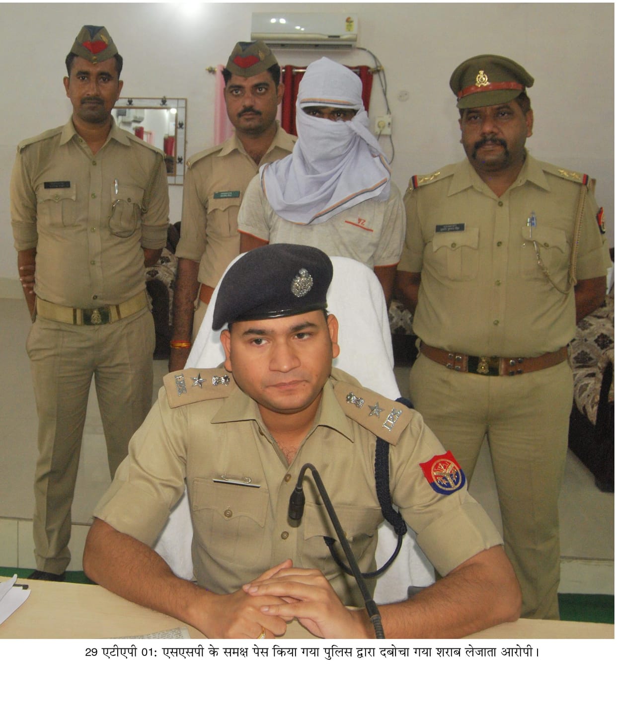 man caught by etah police with illegal liqour of 15 lakh throgh canter