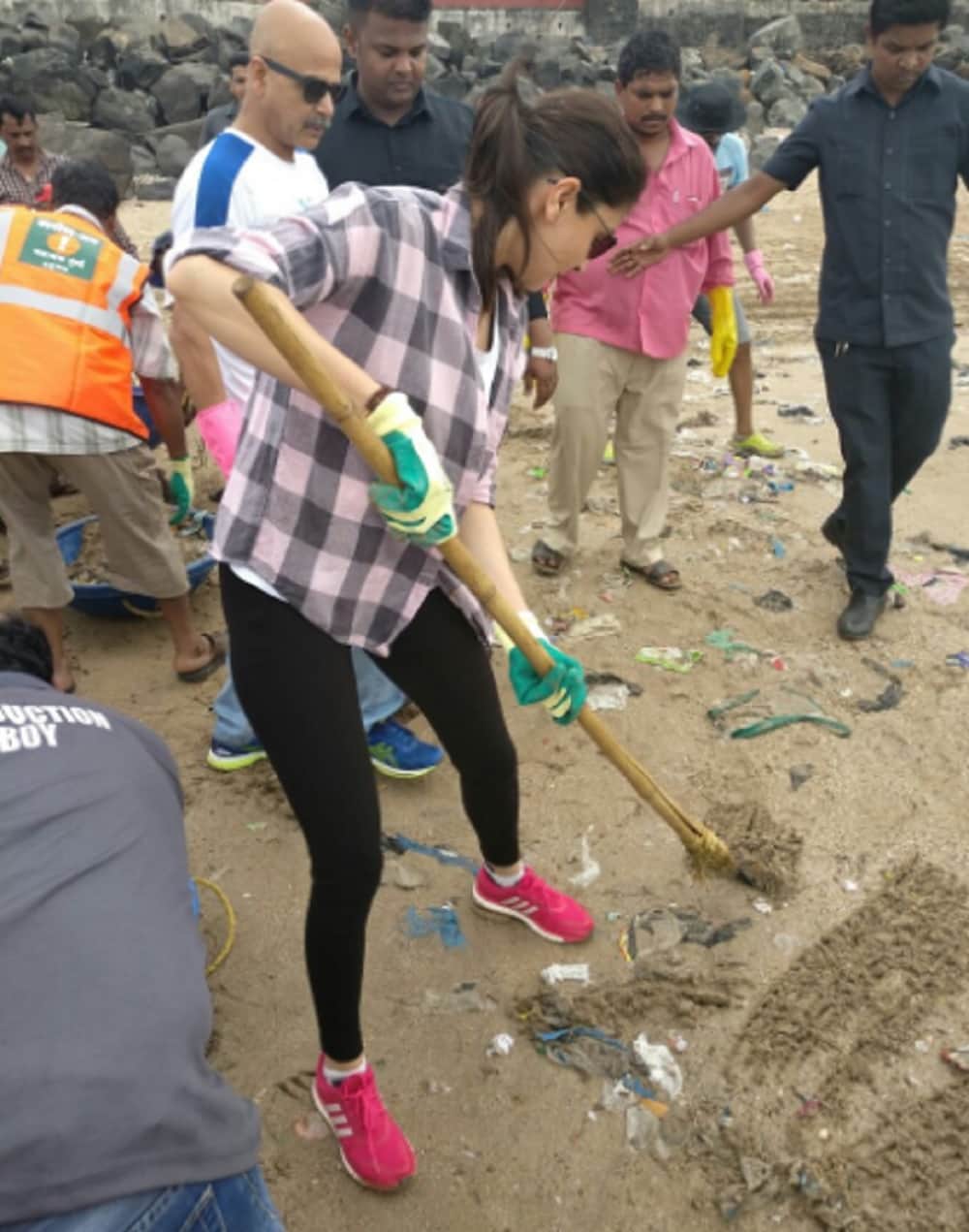 after amitabh bachchan anushka sharma visited versova beach for swacch bharat aabhiyan