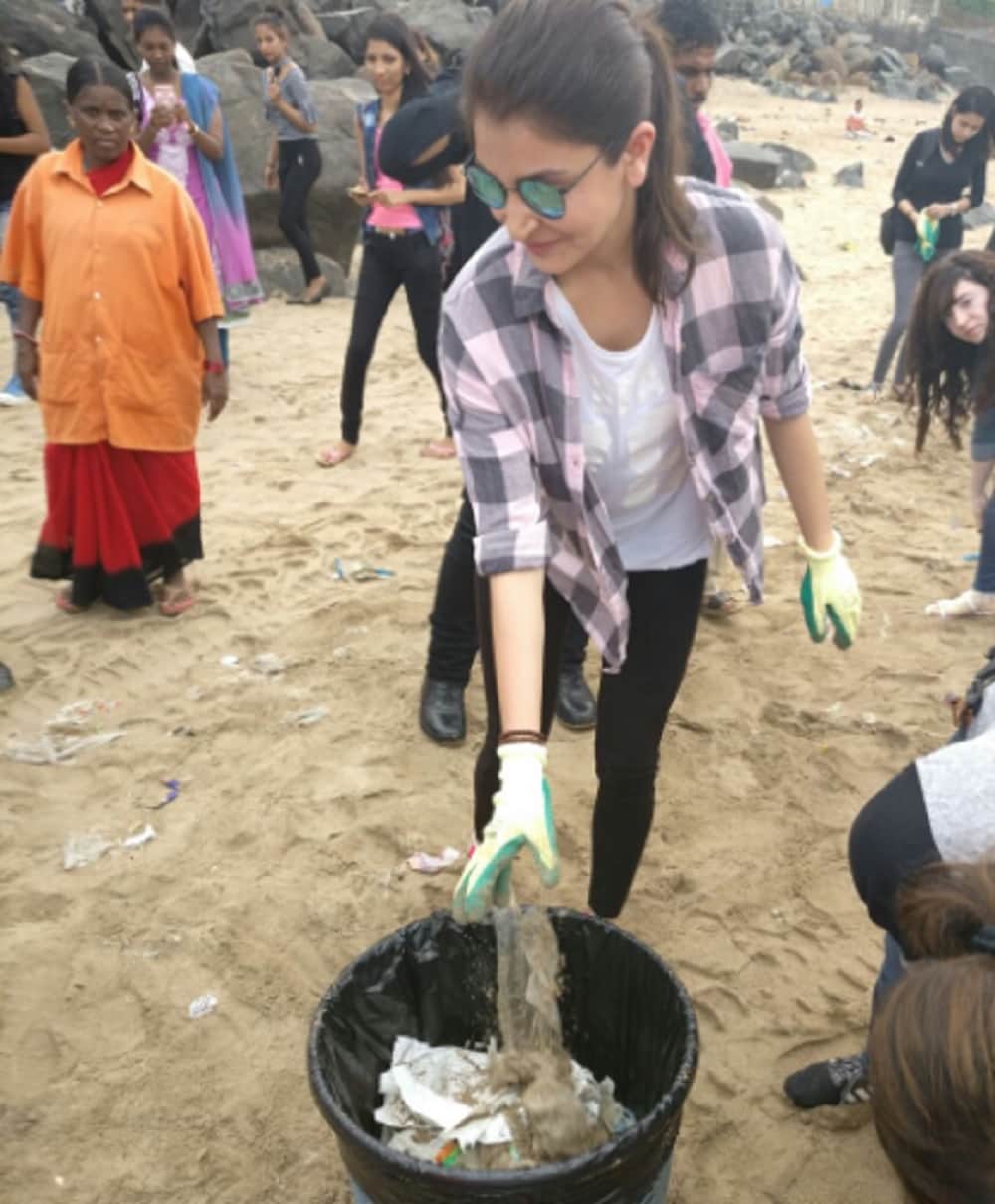 after amitabh bachchan anushka sharma visited versova beach for swacch bharat aabhiyan