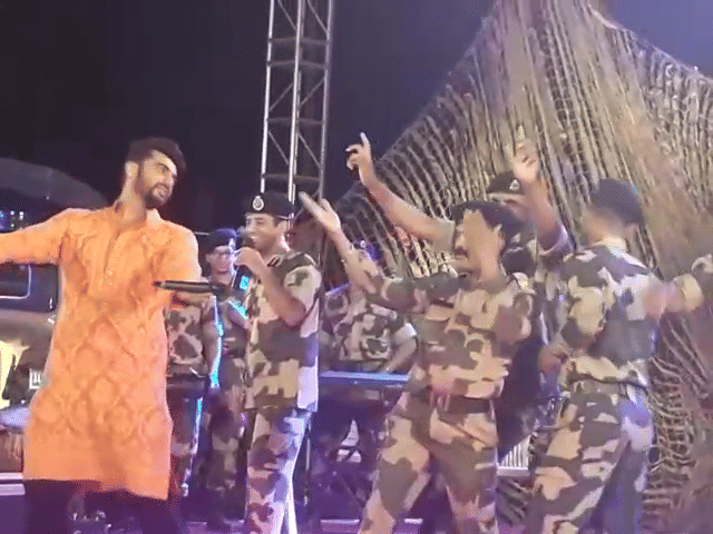 Arjun Kapoor arrives Jaisalmer, celebrate with soldiers