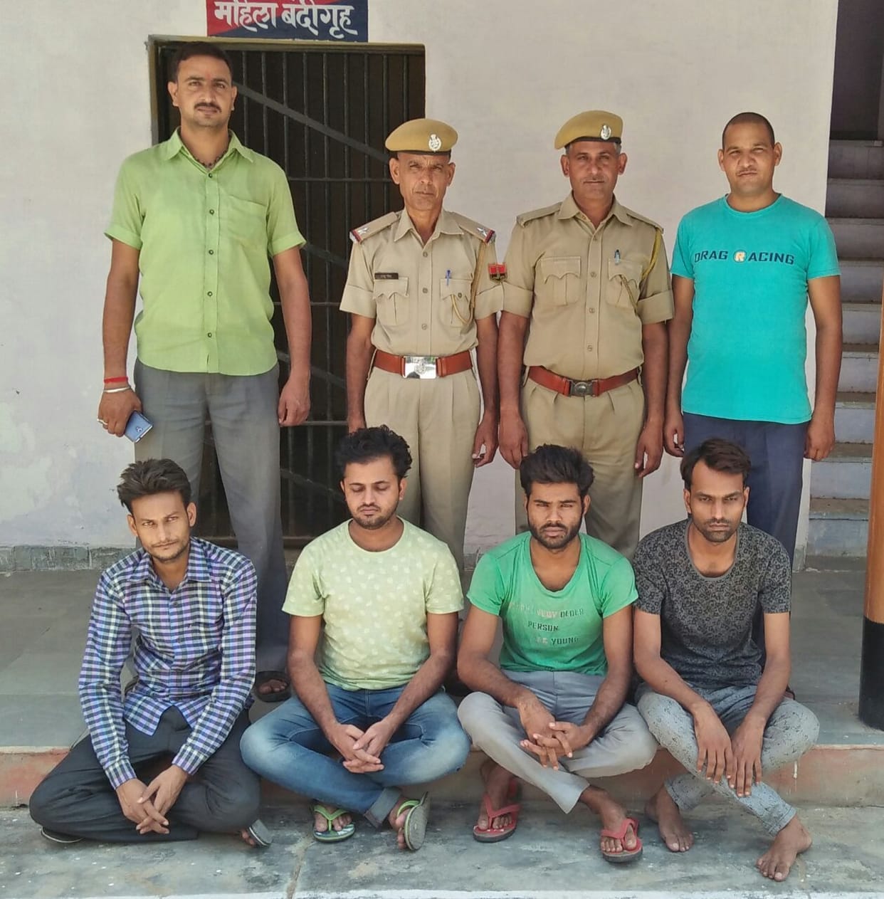 A gang Lifts passengers in luxury cars, then looted on highway