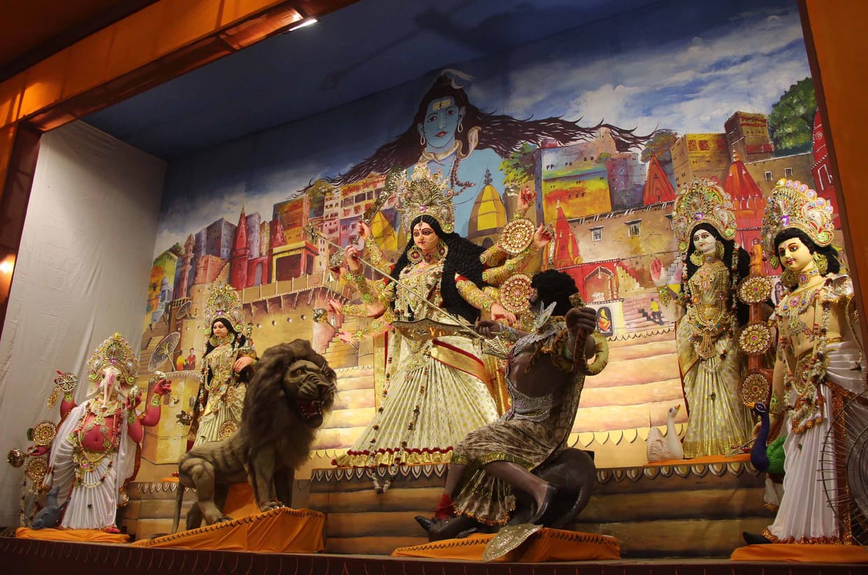 worship of devi maa by devotee 