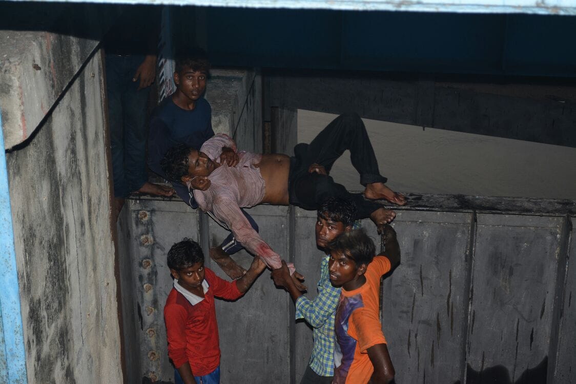 Car went into Ganga by breaking barrage's guardrail