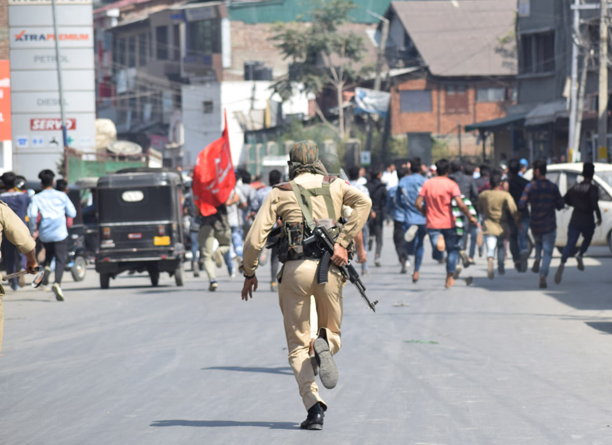 Police tried to remove 8th Muharram Jalore in Srinagar failed
