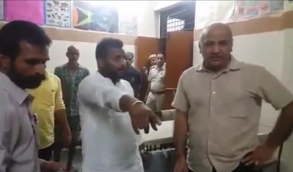 manish sisodia late night raid on mcd school in kalyanpuri, guest house was run there