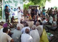धरने में पहुंचे विधायक ने किसानों को दिया आश्वासन