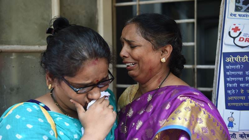 Elphinstone Road station stealing jewellery and ornaments of the dead victims of the Mumbai stampede