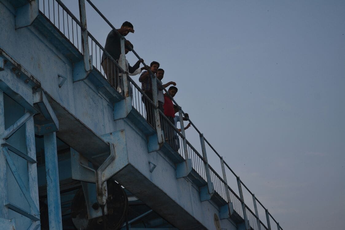 love couple jumped in ganga river at varanasi 