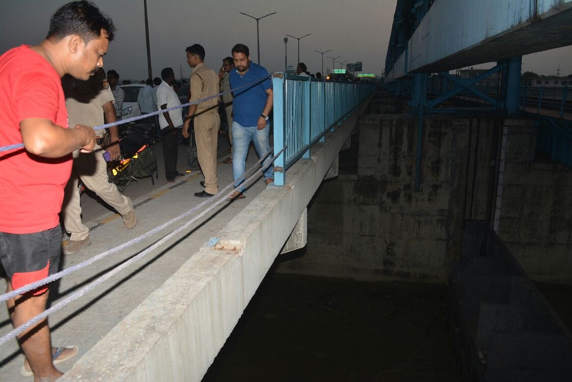 Car went into Ganga by breaking barrage's guardrail