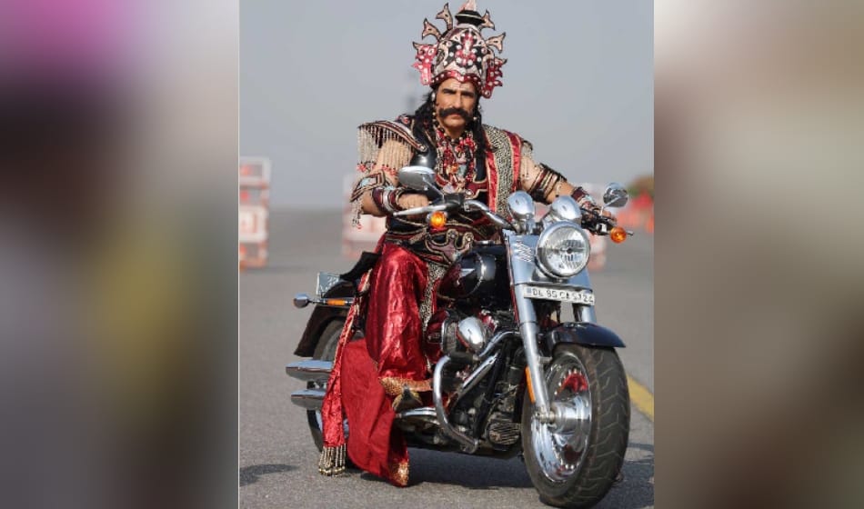 actor mukesh rishi playing rawan in delhi ramleela challaned by traffic police for breaking law