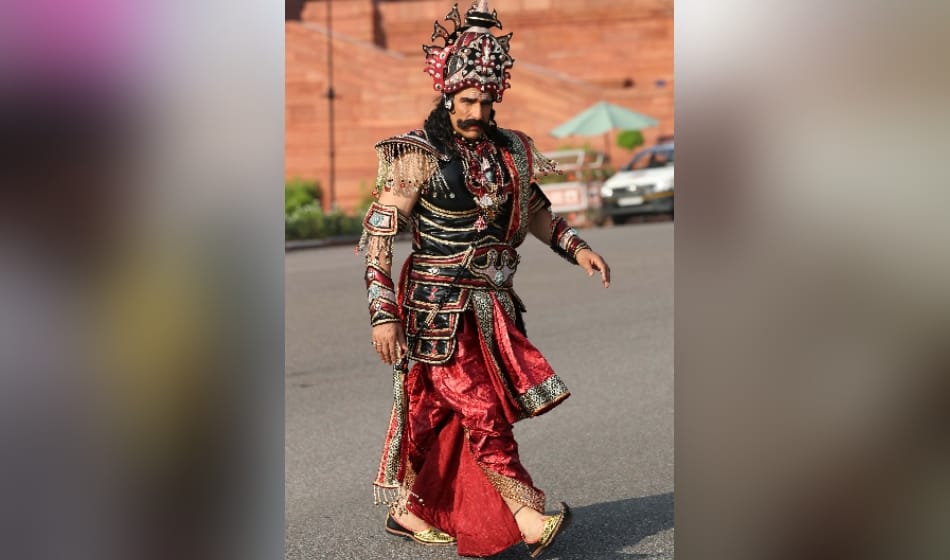actor mukesh rishi playing rawan in delhi ramleela challaned by traffic police for breaking law