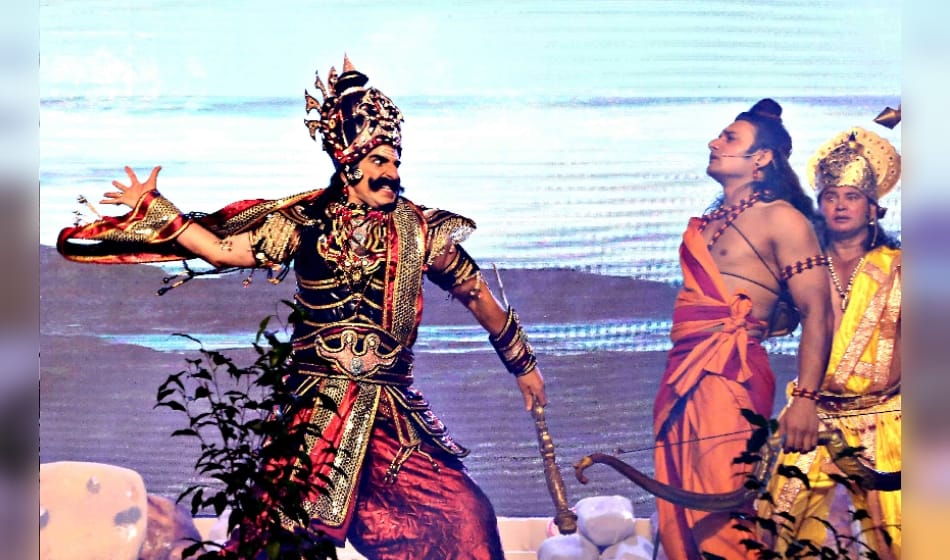 actor mukesh rishi playing rawan in delhi ramleela challaned by traffic police for breaking law