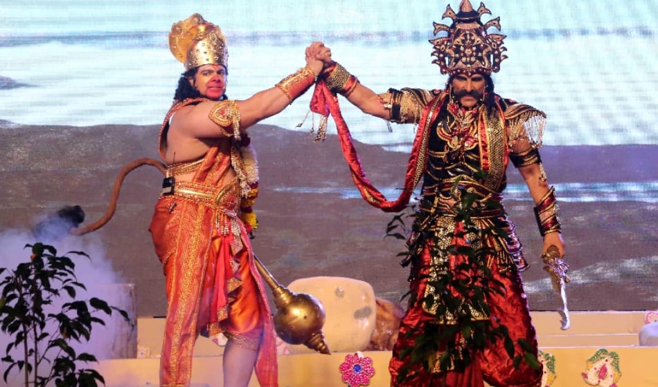 actor mukesh rishi playing rawan in delhi ramleela challaned by traffic police for breaking law