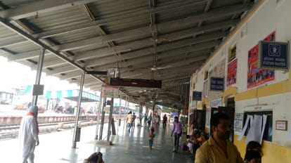 fight between husband and wife at the station become headache for a child and grp police