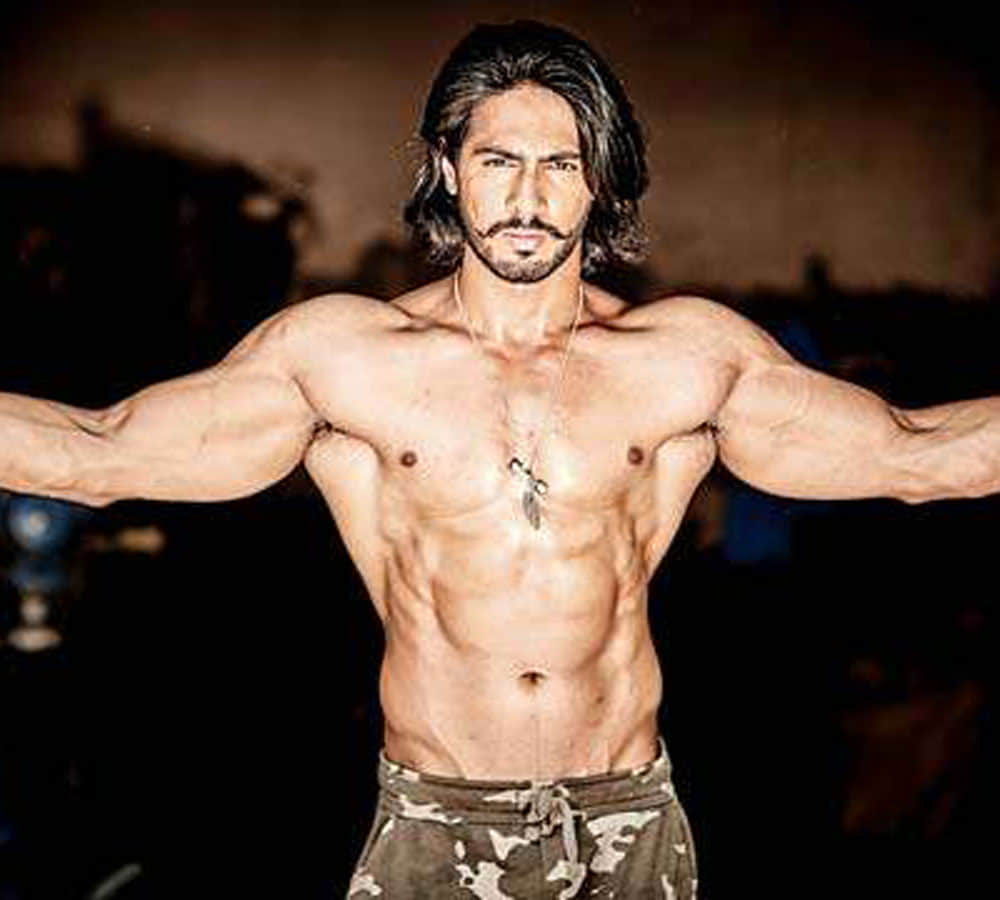 hritik and salman fails ifront of fitness freak anoop thakur body 