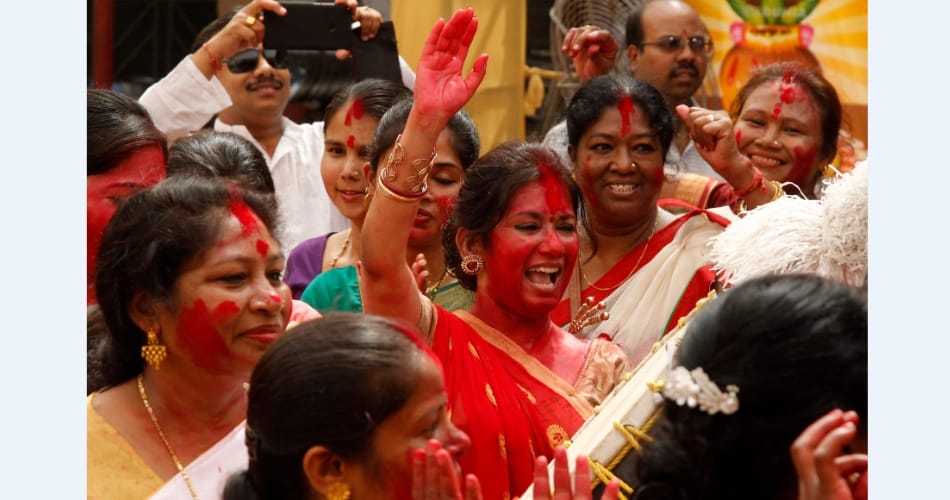 Beautiful photos of ‘Sindoor Khela’ celebrations in Chandigarh