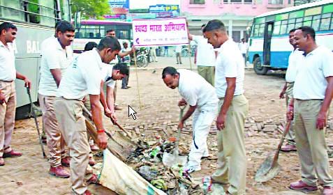 जवानों ने की रोडवेज परिसर की साफ-सफाई