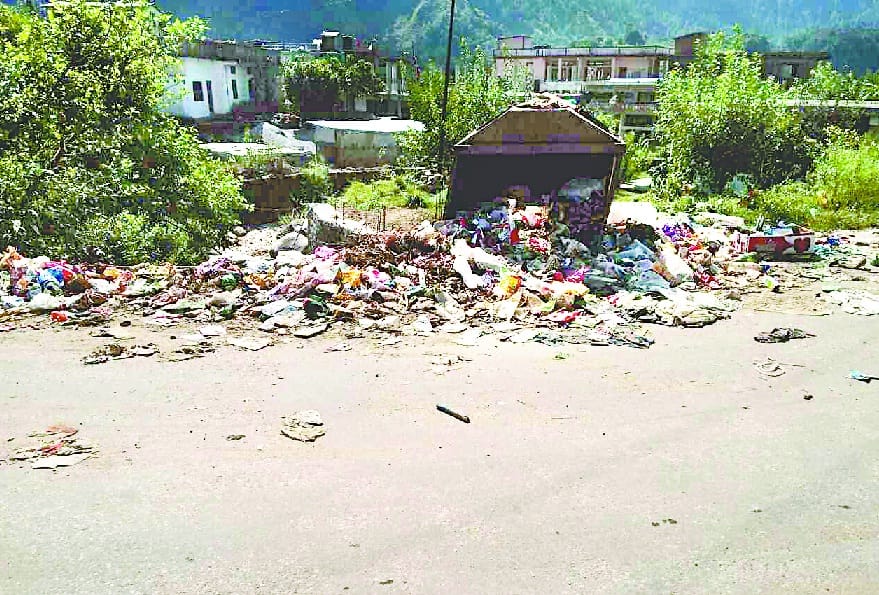If you throw garbage on the streets of Varanasi then you will have to pay fine.