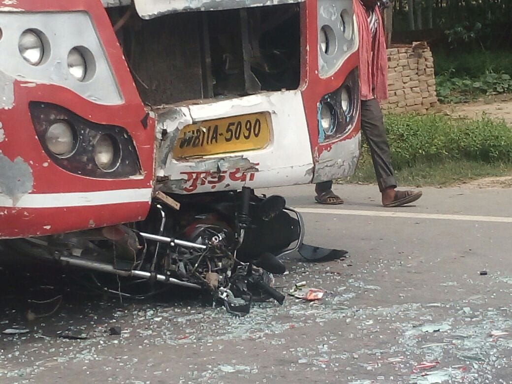 खड़े ट्रक से टकराई बस, दो की मौत