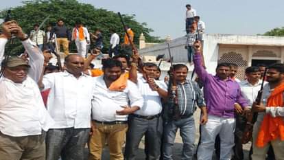 On Vijayadashami, Bajrang Dal, VHP activists brandish weapons