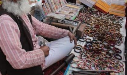 Elderly such a lowly act with a teenager, the video made by neighboring shopkeeper