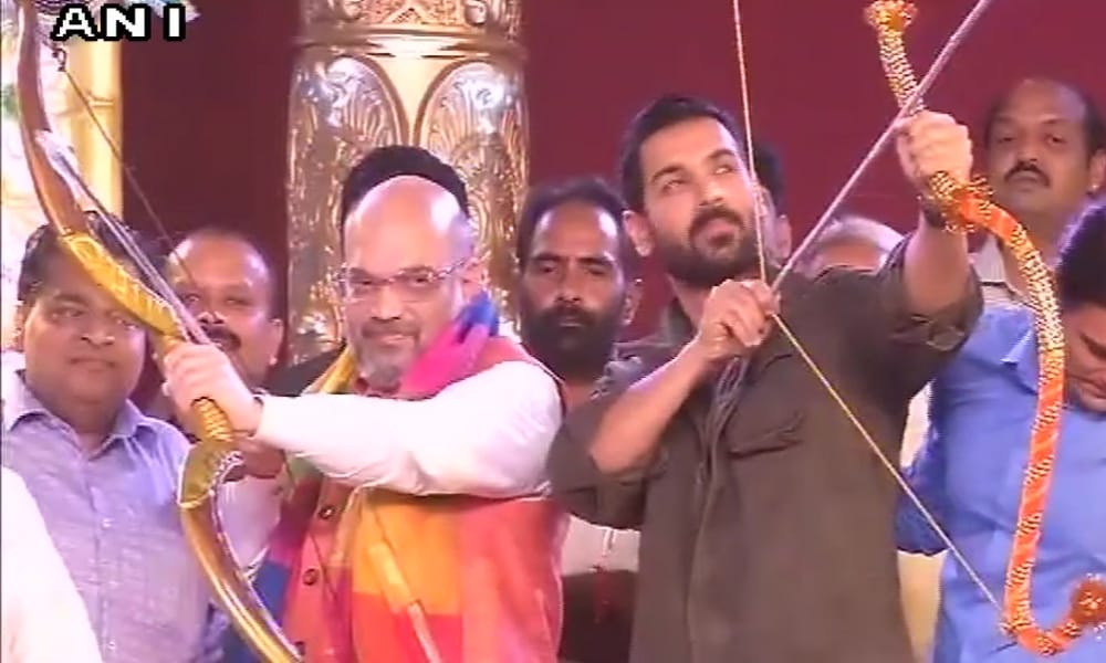 see in picture pm modi, amit shah and president kovind celebrate dussehra