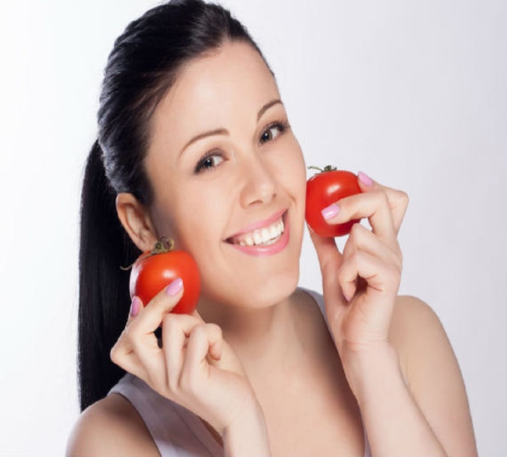 try this tomato home remedy to get rid of acne problem 