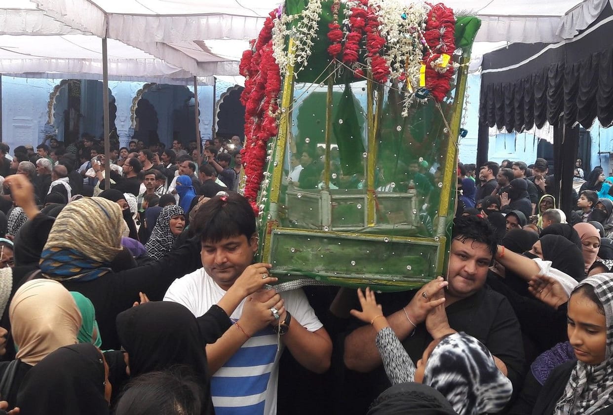 आठवीं मोहर्रम के जुलूस में हुसैनियों ने किया मातम
