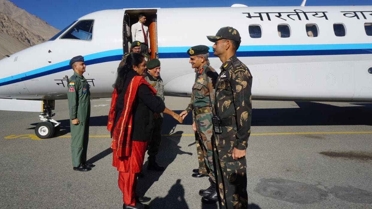 defence  minister nirmala sitaraman celebrate dushara in siachen