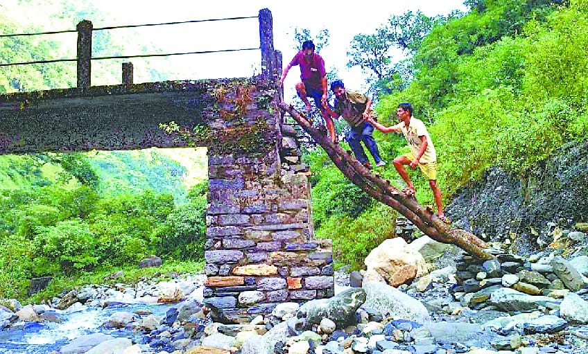 The movement of the wooden stairs on both sides of the bridge