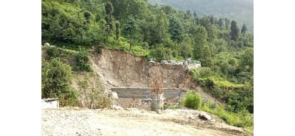 Himachal Rampur Apple farmers resent bad condition of roads
