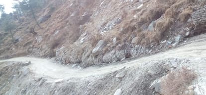 Himachal Rampur Apple farmers resent bad condition of roads